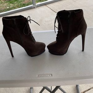 Size 9 women boots 4” heels brown near new